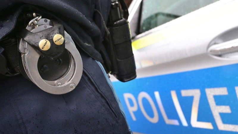 Die Polizei nimmt den Mann vorläufig fest. (Symbolbild) (Foto: Karl-Josef Hildenbrand/dpa)