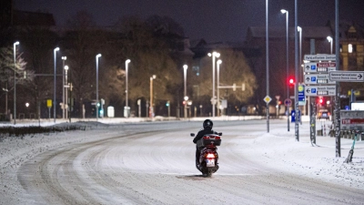 Motorroller kämpft sich am frühen Morgen durch Schnee im Stadtzentrum in Hannover (Foto: Moritz Frankenberg/dpa)