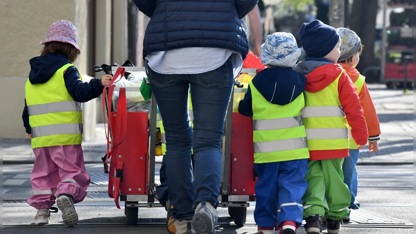 Drei- und Vierjährige legen weit mehr Schritte pro Tag zurück, als Erwachsene meinen. (Symbolbild) (Foto: Peter Kneffel/dpa)