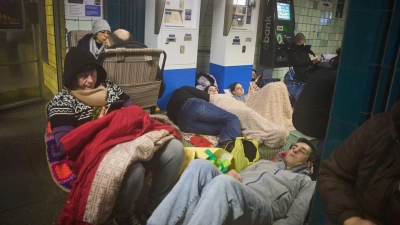 Fast jede Nacht raubt Luftalarm den Menschen auch in Kiew den Schlaf. (Foto: Efrem Lukatsky/AP/dpa)