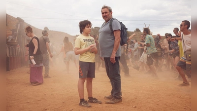 Sergi Lopéz (r) als Luis und Bruno Núñez als sein Sohn Estéba in einer Filmszene. (Foto: Quim Vives/Pandora Filmverleih/dpa)