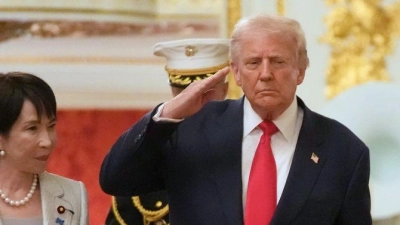 US-Präsident Trump salutiert bei seinem Besuch in Tokio. (Foto: Mark Schiefelbein/AP/dpa)