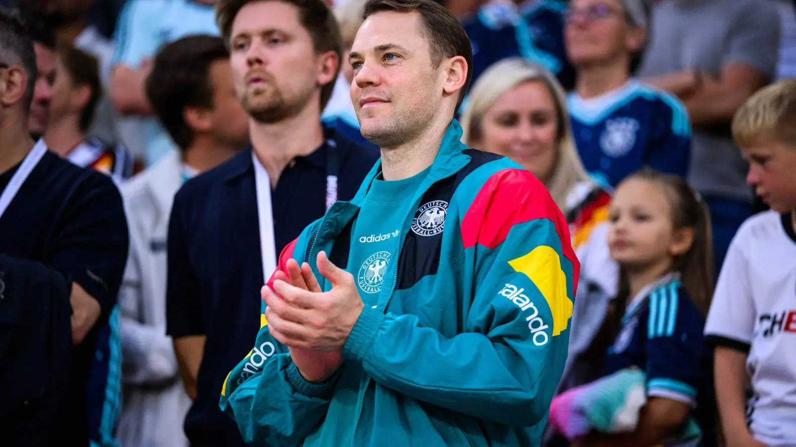 Manuel Neuer schaut beim Testspiel der DFB-Elf zu. (Archivbild)  (Foto: Tom Weller/dpa)
