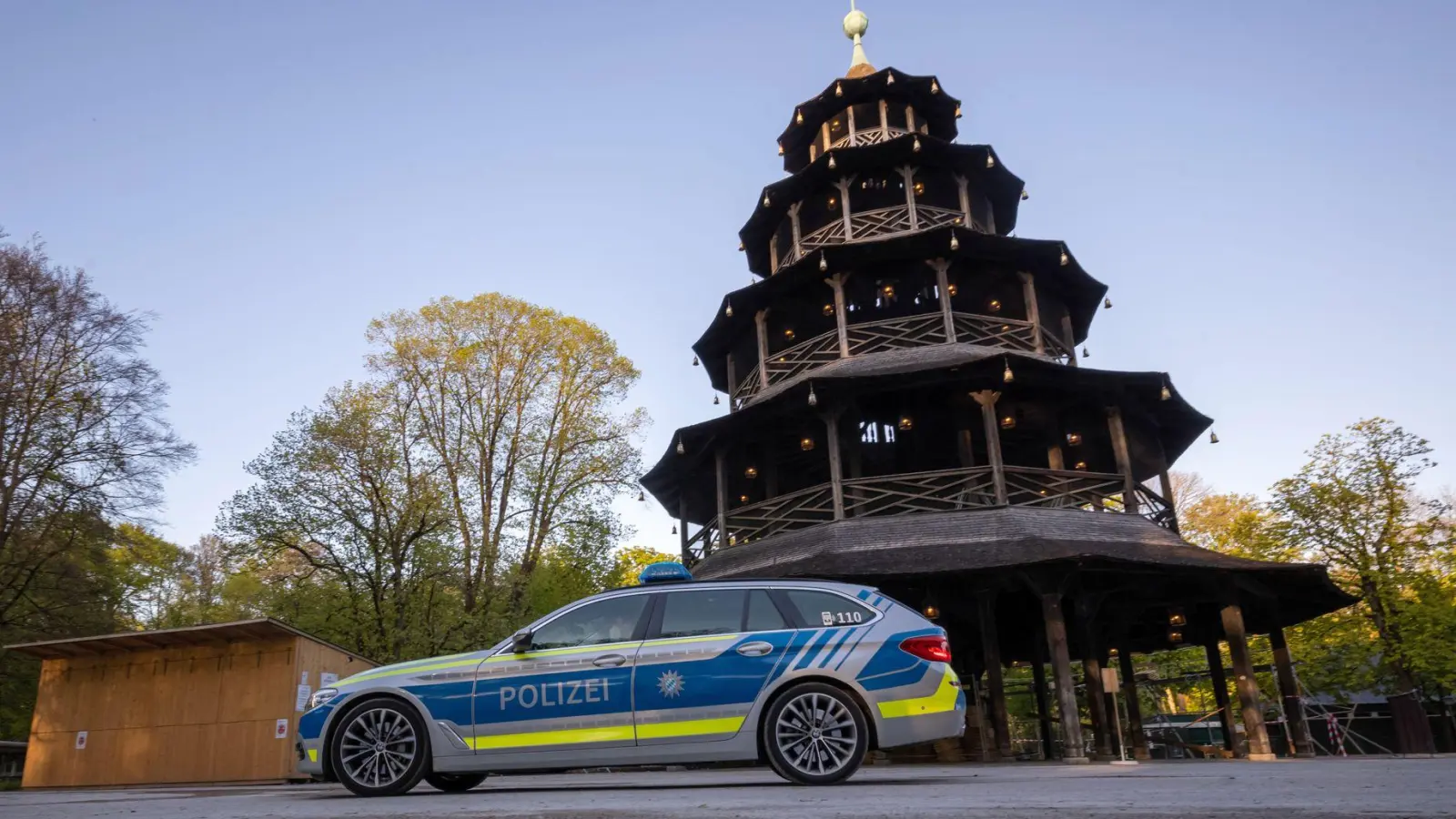 Eine Reisegruppe aus Österreich besuchte im Englischen Garten den Chinesischen Turm - und wurde dann angegriffen. (Symbolfoto) (Foto: Peter Kneffel/dpa)