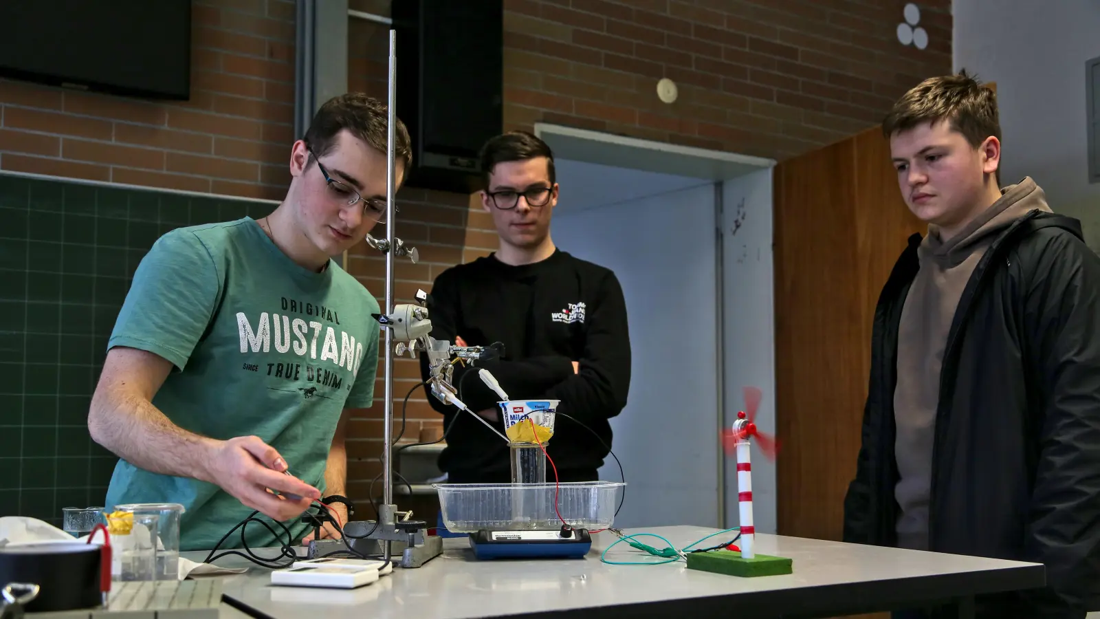 Ist Innovation das Gebot der Stunde? Platen-Schüler arbeiteten bei der Wirtschaftswoche praktisch im eigenen Haus oder besuchten die Uni Erlangen (von links): Aren Todorov, Oliver Glowania und Axel Hüber. (Foto: Tizian Gerbing)