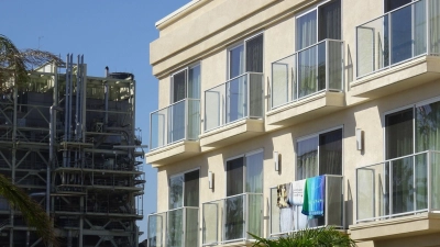 Vor dem Hotelbalkon wird gebaut? Das ist nicht gerade das, was man sich vom Urlaub erhofft. (Foto: Andrea Warnecke/dpa-tmn)