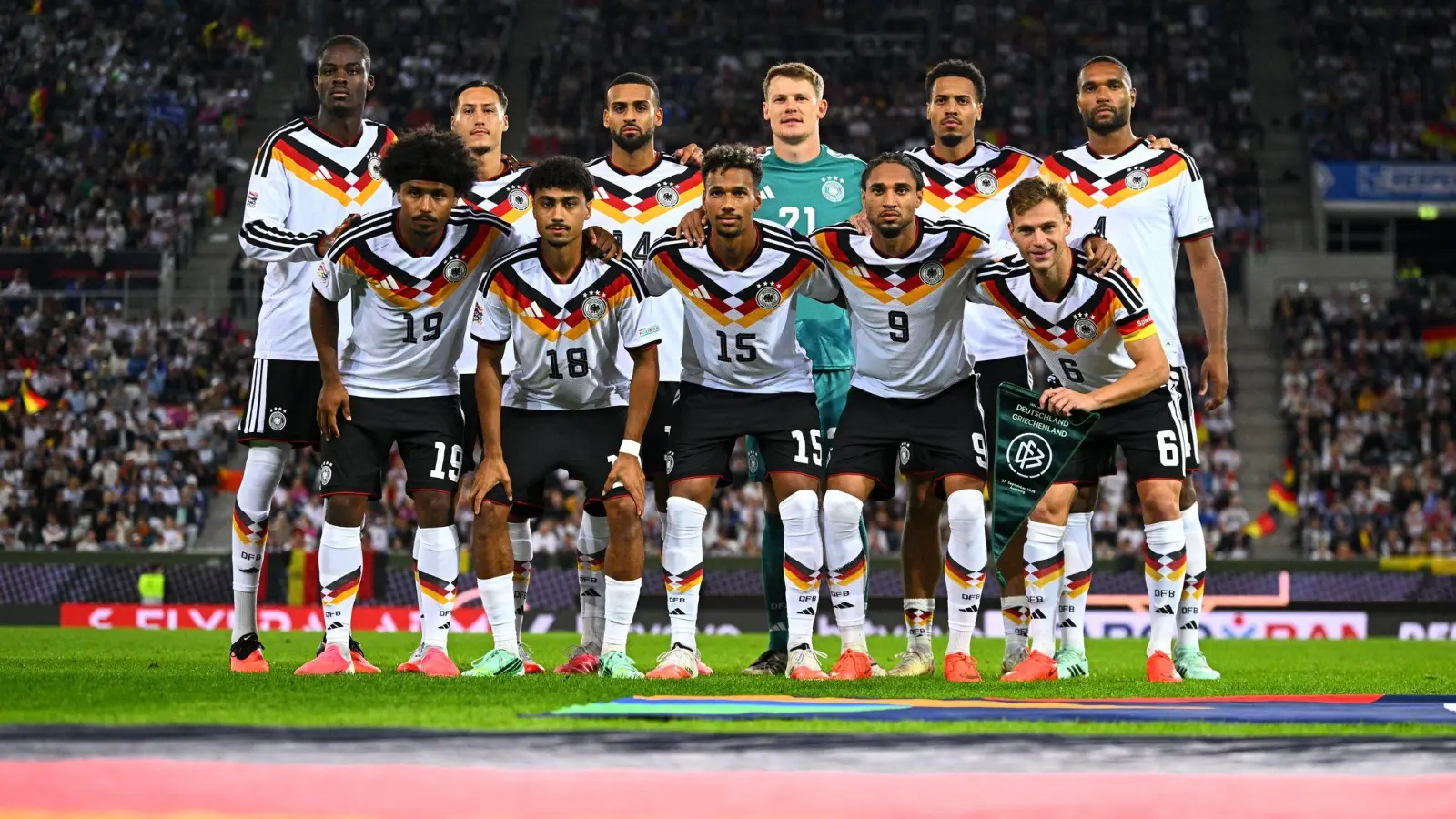Die DFB-Elf posiert vor dem Anpfiff für das Teamfoto.  (Foto: Tom Weller/dpa)