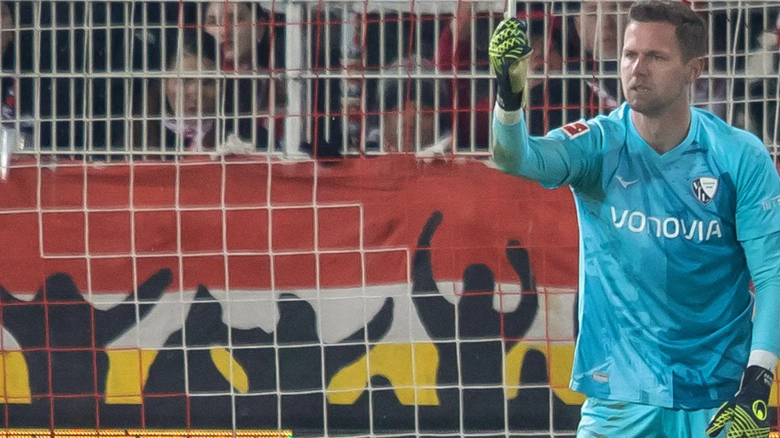 Bochums Keeper Patrick Drewes hält das Feuerzeug hoch, das ihn getroffen hat. (Foto: Andreas Gora/dpa)