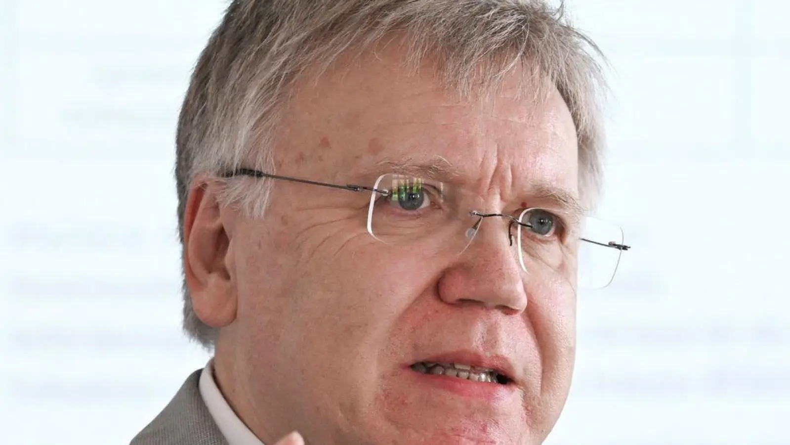 Berlins Landeswahlleiter Stephan Bröchler weist auf Konsequenzen der Nachzählung in einem Berliner Wahlkreis hin. (Archivbild)  (Foto: Jens Kalaene/dpa)