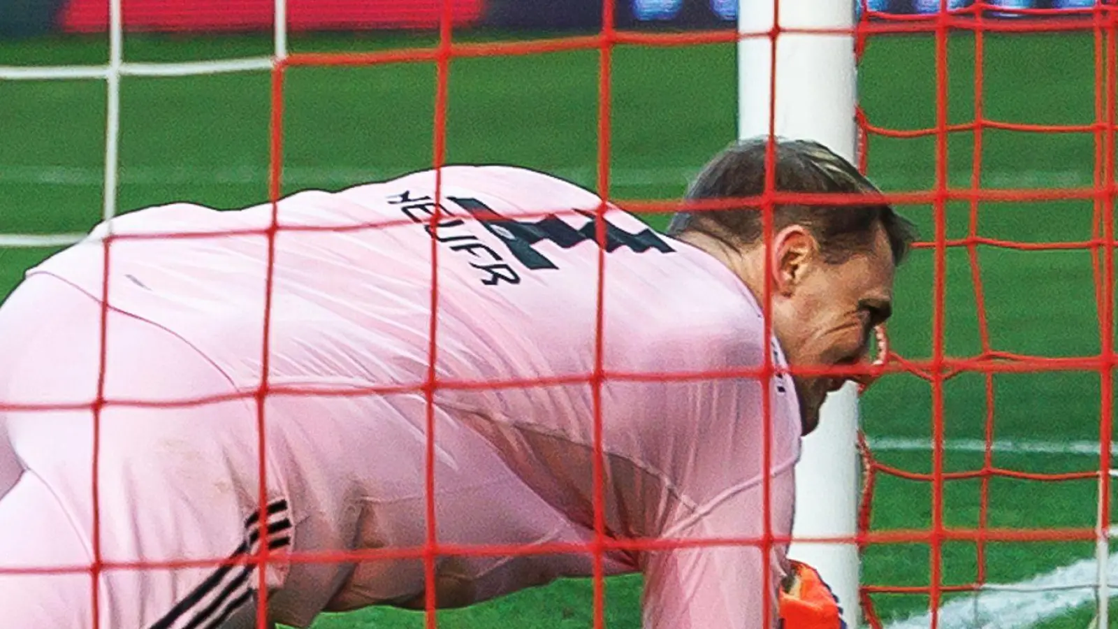 Manuel Neuer sah beim Tor der Berliner unglücklich aus.  (Foto: Andreas Gora/dpa)