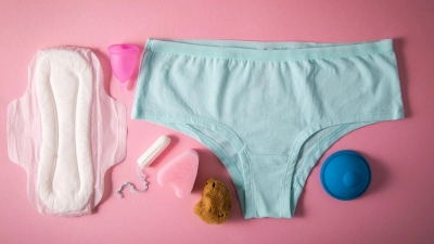 Binde, Slip, Schwamm, Tasse, Tampon: Die Auswahl an Periodenprodukten wird immer größer. Und es gibt immer mehr nachhaltigere Optionen. (Foto: Christin Klose/dpa-tmn)