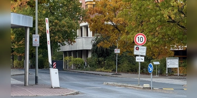 An einem Samstag im August 2025 verließ der frühere Ansbacher Amokläufer das Bezirksklinikum Erlangen in Richtung Südamerika. Drei Wochen später war er zurück.  (Foto: Manfred Blendinger)