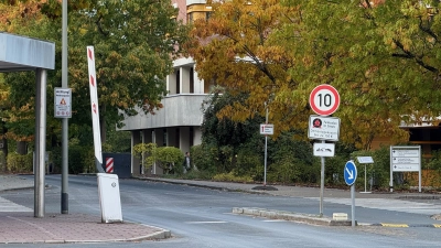 An einem Samstag im August 2025 verließ der frühere Ansbacher Amokläufer das Bezirksklinikum Erlangen in Richtung Südamerika. Drei Wochen später war er zurück.  (Foto: Manfred Blendinger)