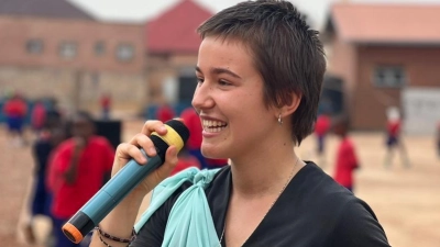 Eva Böhringer nahm auch am Neujahrsfest der Schule in „Umushanana” in traditioneller ruandischer Festkleidung teil. (Foto: privat)