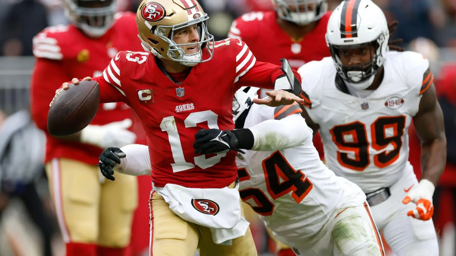 Die 49ers um Quarterback Brock Purdy (l) mussten sich in Cleveland überraschend geschlagen geben. (Foto: Ron Schwane/AP/dpa)