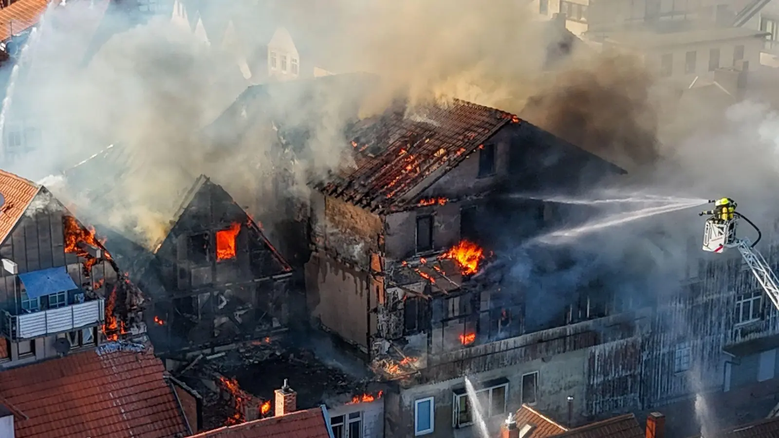 Das Feuer breitete sich sehr schnell aus. (Foto: --/Fuldamedia/dpa)