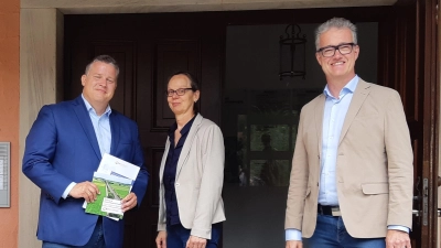 Der Bundestagsabgeordnete Carsten Träger (links) informierte sich bei Interfranken-Geschäftsführerin Hedwig Schlund (Mitte) und dem Verbandsvorsitzenden Patrick Ruh (rechts). (Foto: Zweckverband Interfranken)