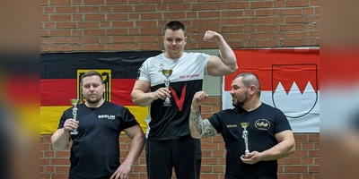 Starke Männer: Felix Sieghörtner (Mitte) auf dem Podest bei der DM in Altenfurt. (Foto: privat)