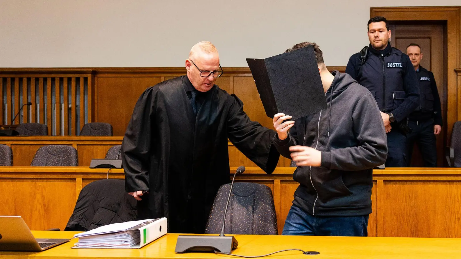 Der Prozess hat mit der Anklage und Einlassung des Angeklagten begonnen  (Foto: Laszlo Pinter/dpa)