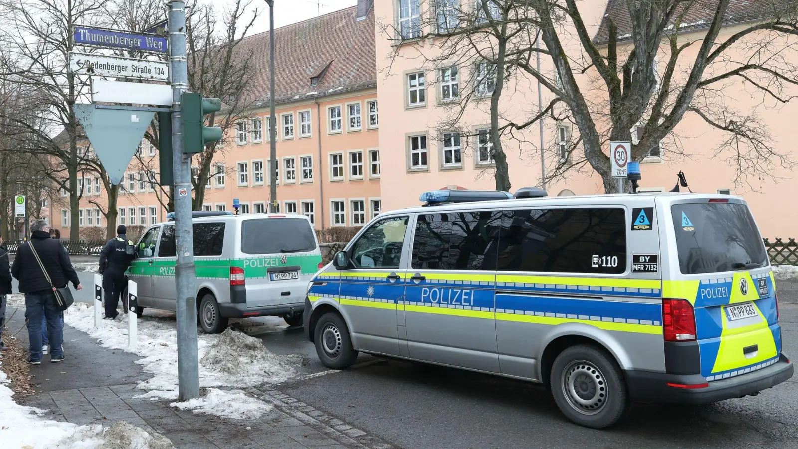 Polizisten sperrten das Schulgelände ab und durchsuchten das Gebäude. (Foto: Daniel Löb/dpa)