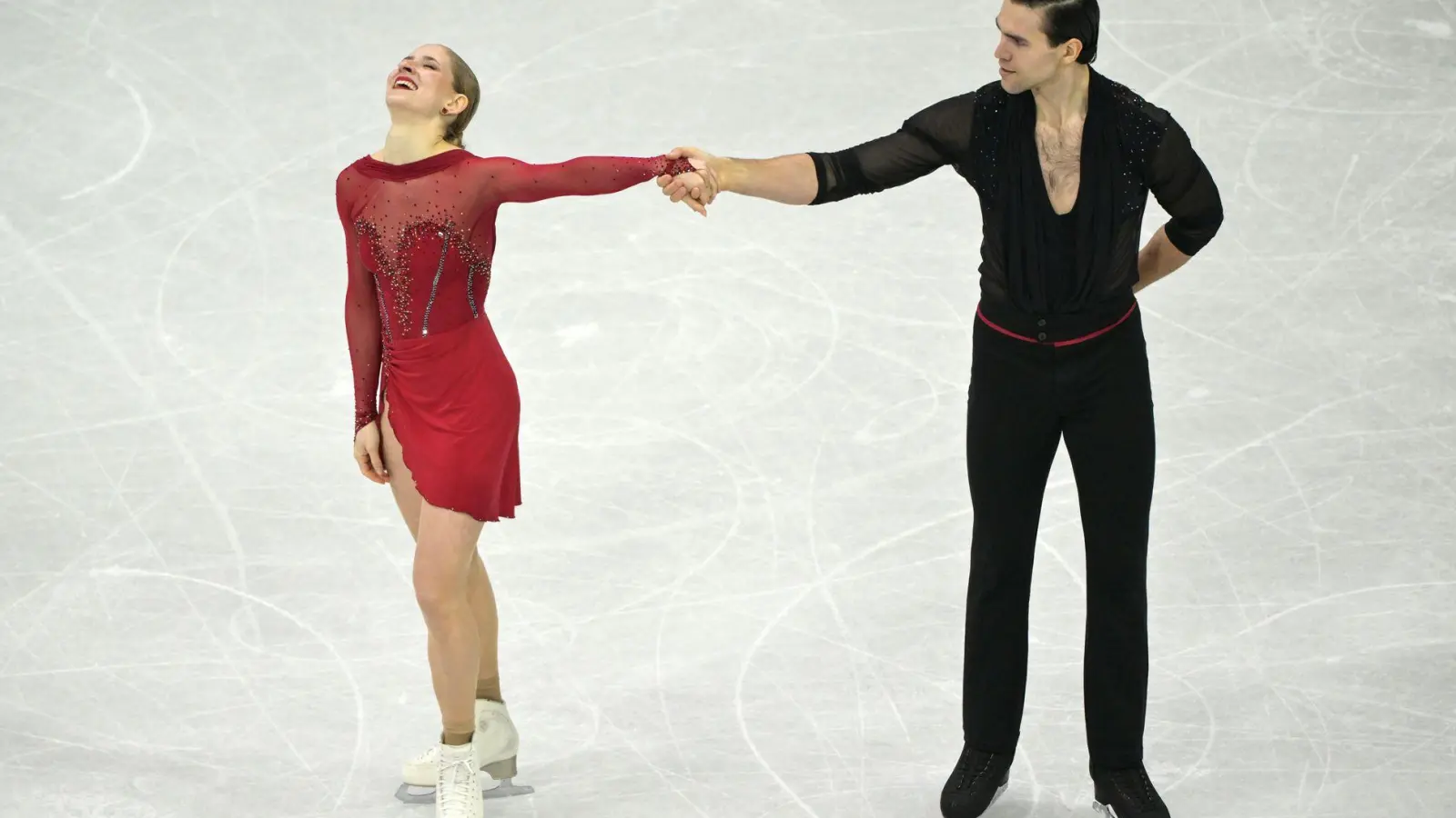 Starke Vorstellung: Minerva Hase und Nikita Volodin liegen nach dem Kurzprogramm in Führung. (Foto: Peter Kneffel/dpa)