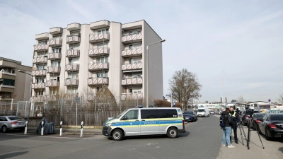 In einem Mehrfamilienhaus in Nürnberg hat ein Polizist im vergangenen März auf einen 38-Jährigen geschossen und ihn tödlich verletzt. (Archivbild)  (Foto: Daniel Löb/dpa)
