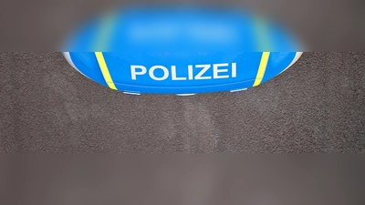 Ein Polizeiauto bei einem Einsatz (Foto: Klaus-Dietmar Gabbert/dpa/Symbolbild)