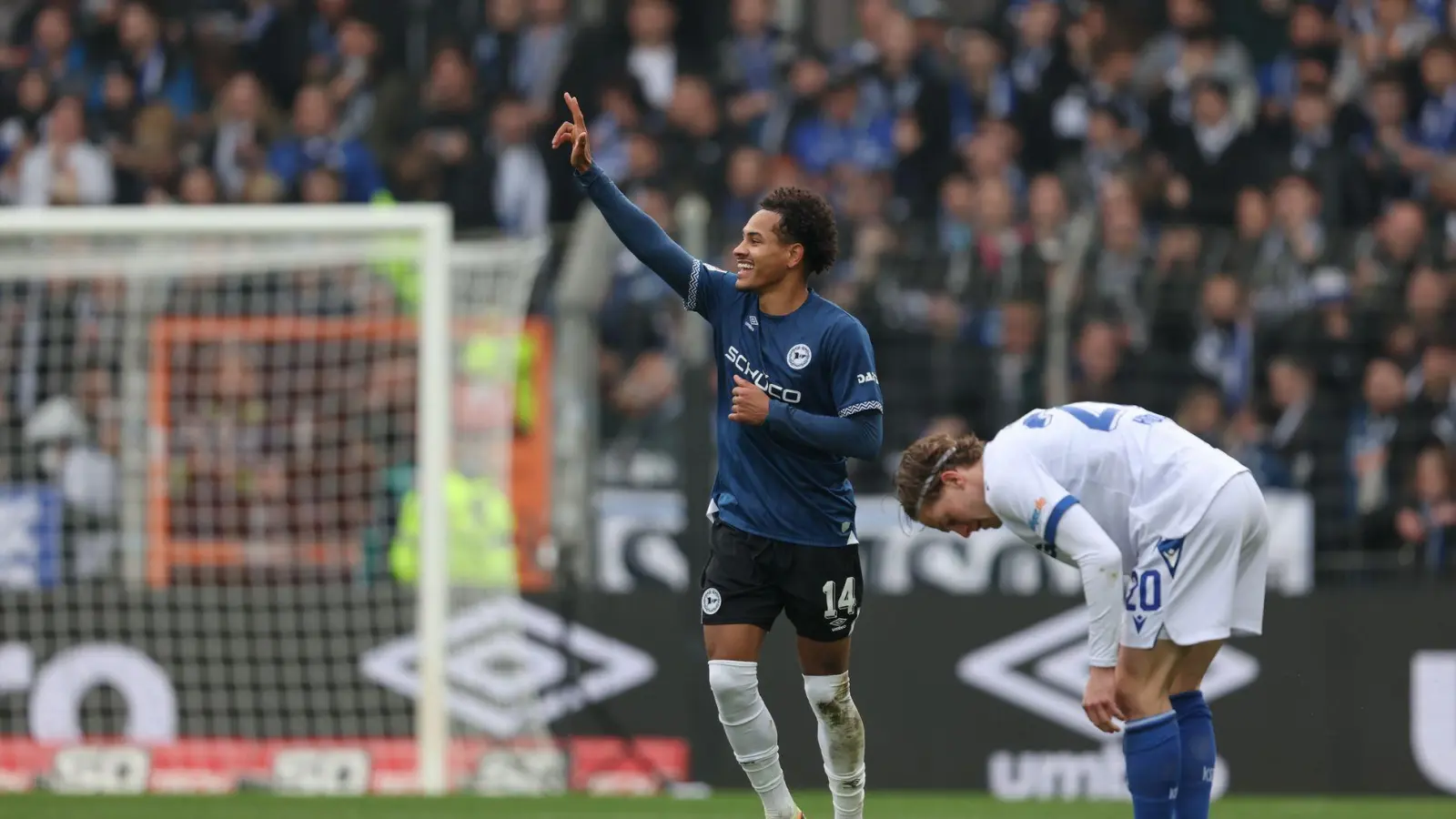 War vom KSC nicht zu stoppen: Monju Momuluh (Foto: Friso Gentsch/dpa)