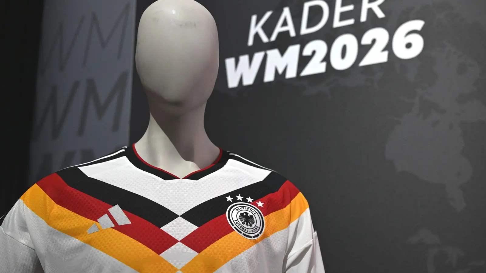 Für viele Fans gehört das Trikot zum Turnier dazu. (Archivbild) (Foto: Federico Gambarini/dpa)