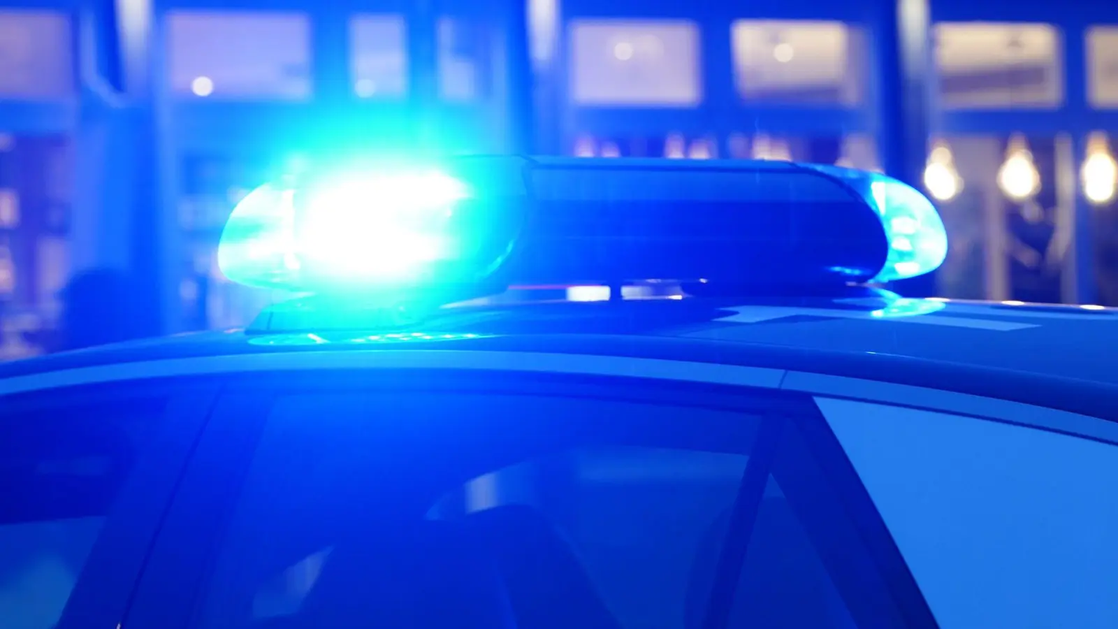 Ein Mann soll im augenscheinlich psychischen Ausnahmezustand mehrere Passanten und Polizisten in Lindau am Bodensee mit einem Messer bedroht haben. (Symbolbild) (Foto: Marcus Brandt/dpa)