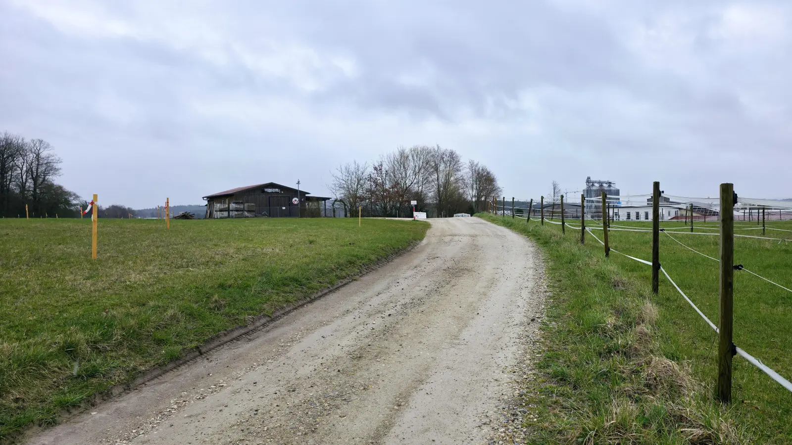 Links im Hintergrund das Vereinsheim der Bogenfreund, rechts die Koppeln des Reitvereins: Beide Vereinigungen sind vom Bau der Ostumfahrung direkt betroffen. Das Gebäude der Bogenfreunde muss der neuen Straße weichen, weshalb der Verein umzieht. (Foto: Markus Weinzierl)