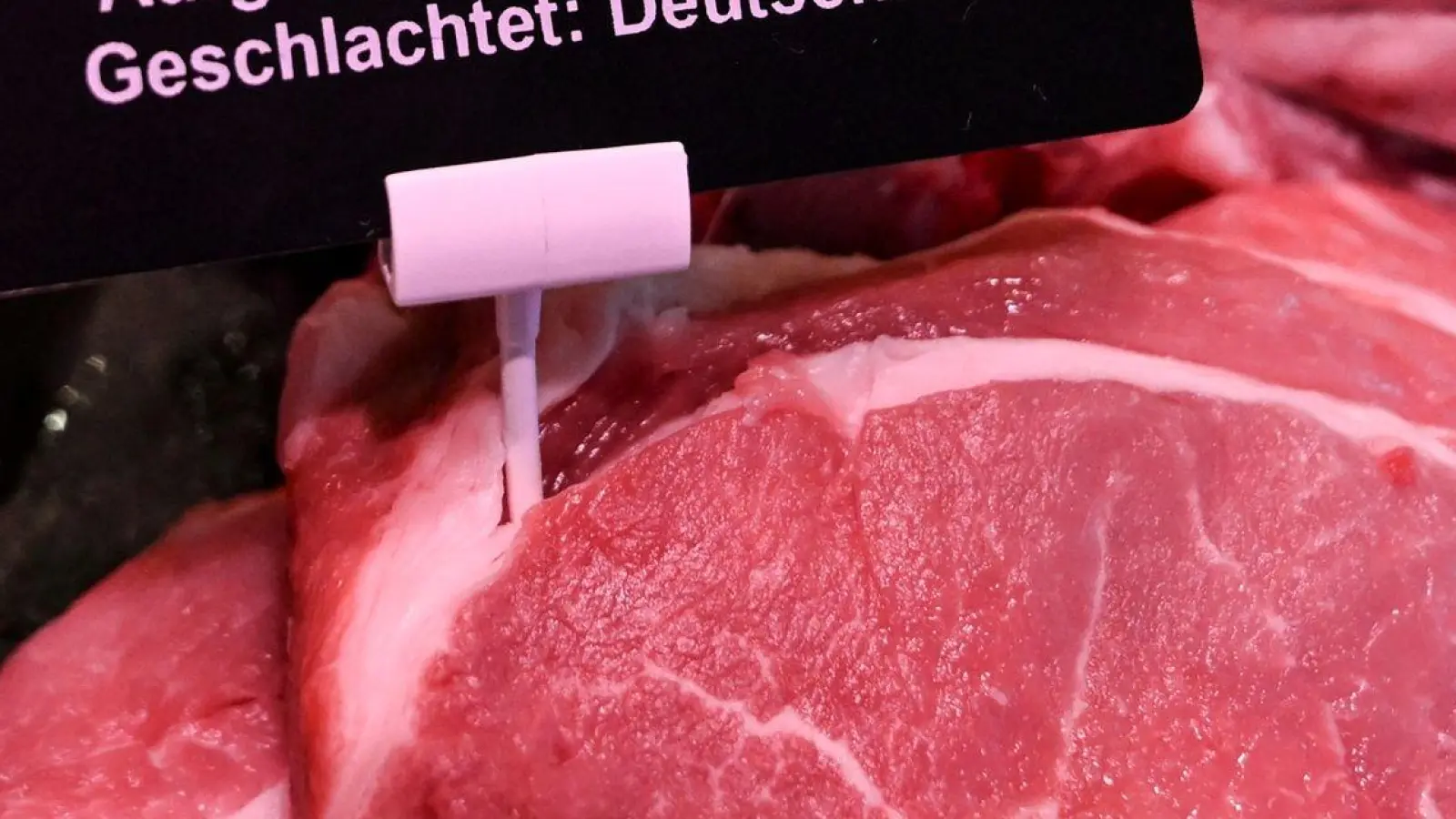 In Deutschland müssen seit Februar auch für unverpacktes Fleisch von Schweinen, Schafen, Ziegen und Geflügel das Aufzucht- und das Schlachtland auf Schildern angegeben werden. (Foto: Jens Kalaene/dpa)