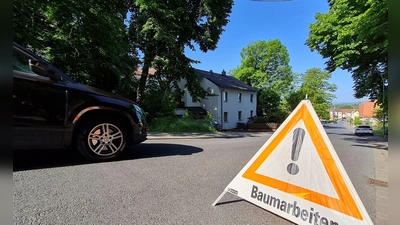Ein solches Seil, dass 2023 im oberfränkischen Memmelsdorf gespannt wurde, soll nun auch in Nürnberg Eichhörnchen sicher über die Straße helfen. (Archivbild) (Foto: Pia Bayer/dpa)