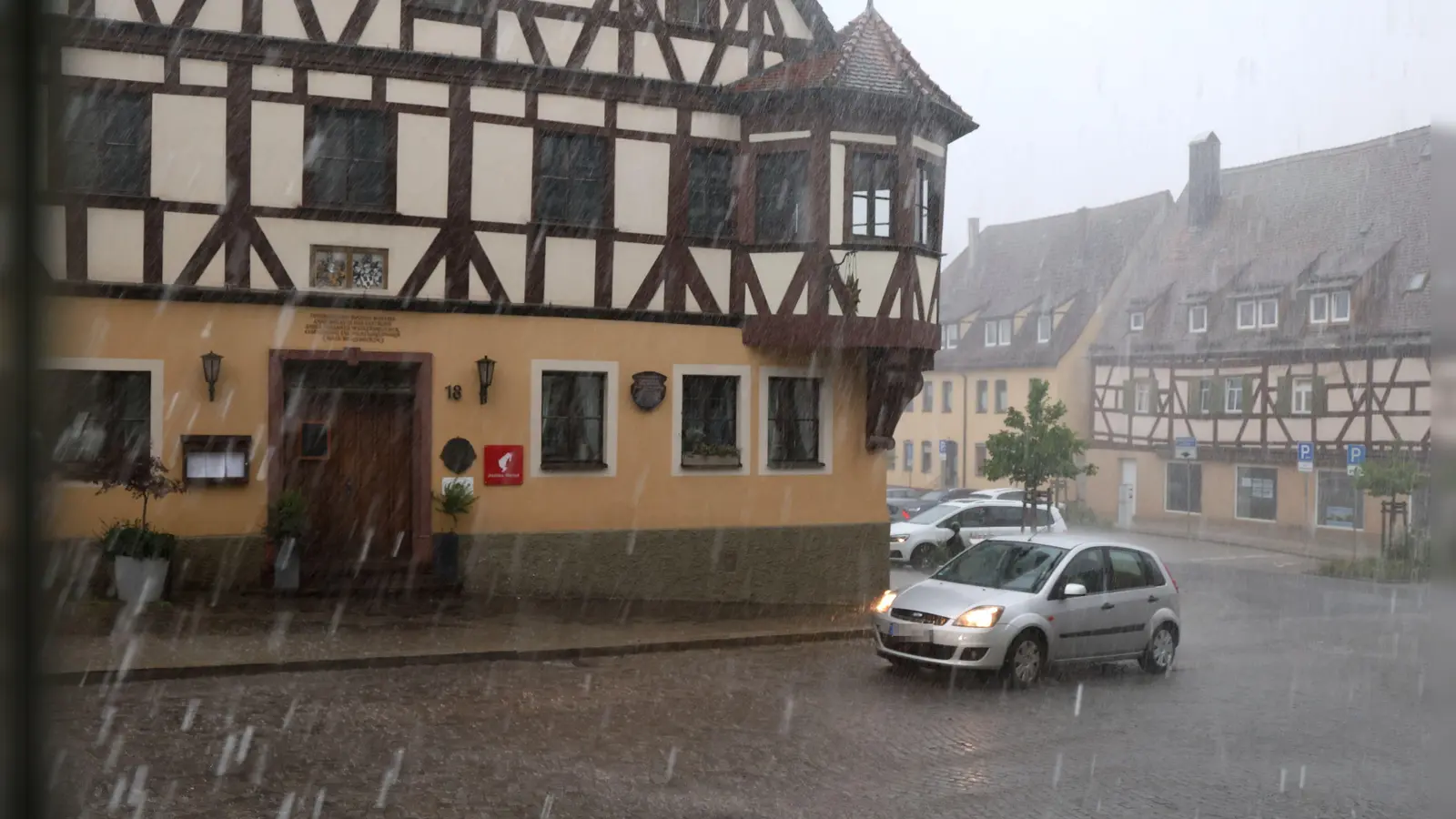 Die Nürnberger Straße in Neustadt ähnelte am Montag während starker Regenfälle zeitweise einer Wasserrutsche. (Foto: Johannes Hirschlach)