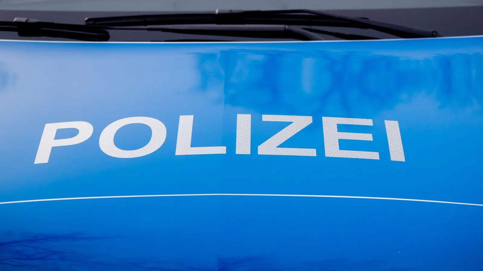 Zwei Männer haben auf einen Radfahrer eingeschlagen. Jetzt hoffen die Beamten der Polizeiinspektion Ansbach auf weitere Hinweise von möglichen Zeugen.. (Symbolbild: Christoph Soeder/dpa/Symbolbild)