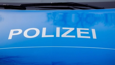 Der Polizei holte die Eltern an den Tatort, um ihre Kinder in Empfang zu nehmen. (Symbolbild: Christoph Soeder/dpa/Symbolbild)