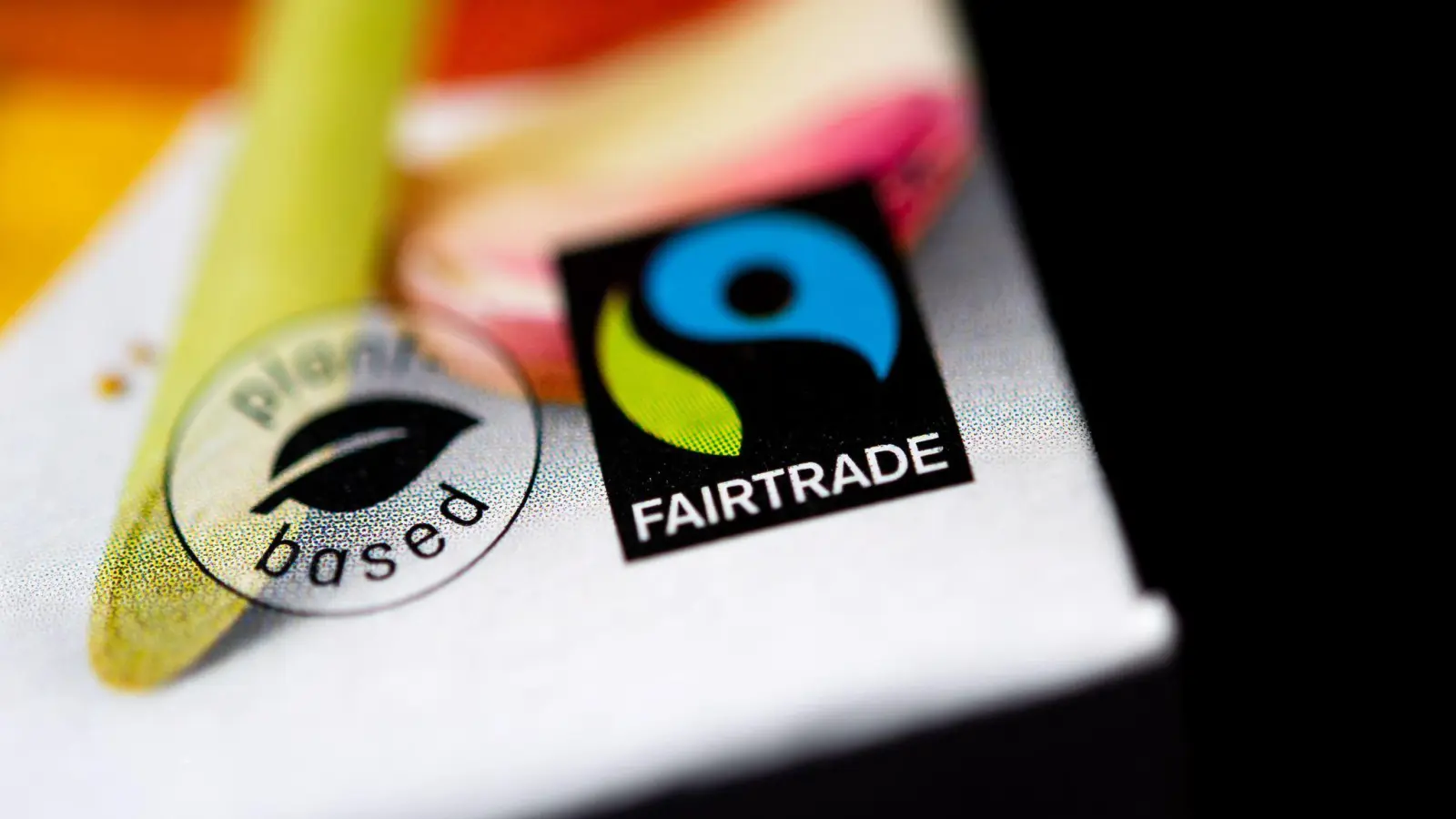 Das Fairtrade-Siegel auf einer Lebensmittelverpackung. (Foto: Sina Schuldt/dpa)