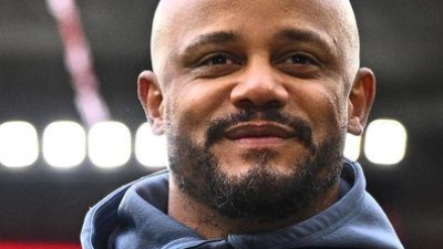 Der FC Bayern München mit Vincent Kompany trifft zum Auftakt der neuen Bundesliga-Saison auf den VfB Stuttgart. (Archivbild) (Foto: Tom Weller/dpa)