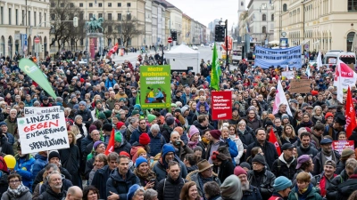 Tausende Menschen sind zur Mieten-Demonstration in München gekommen.  (Foto: Lennart Preiss/dpa)
