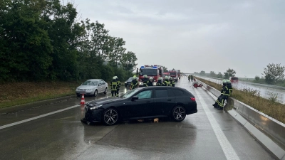 Nachdem er in die Schutzplanke geprallt war, blieb der Wagen des 28-Jährigen quer auf der A7 stehen.  (Foto: Rainer Weiskirchen)