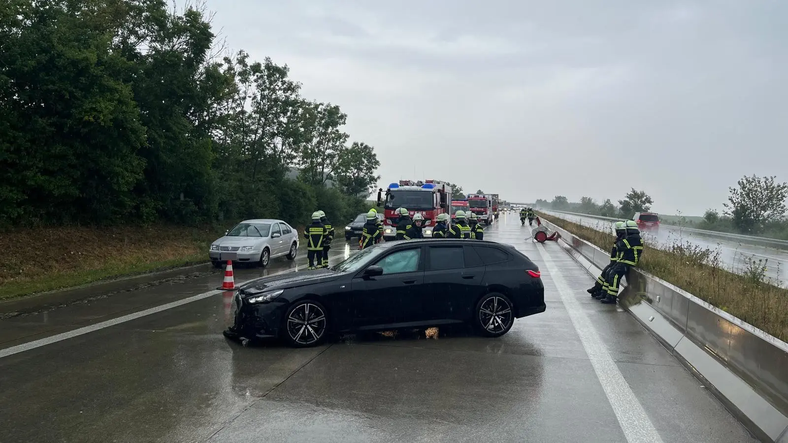 Nachdem er in die Schutzplanke geprallt war, blieb der Wagen des 28-Jährigen quer auf der A7 stehen.  (Foto: Rainer Weiskirchen)