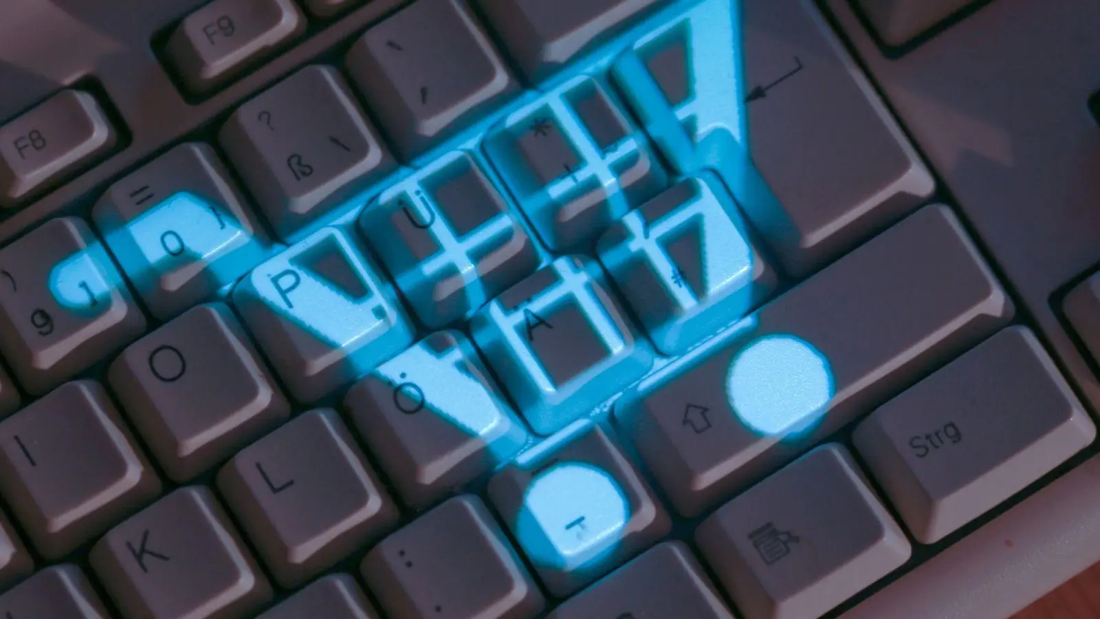 Nutzen Sie Vergleichsportale im Netz? Mit einigen Tricks lassen sich die Deals womöglich noch verbessern. (Foto: Jens Büttner/dpa/dpa-tmn)