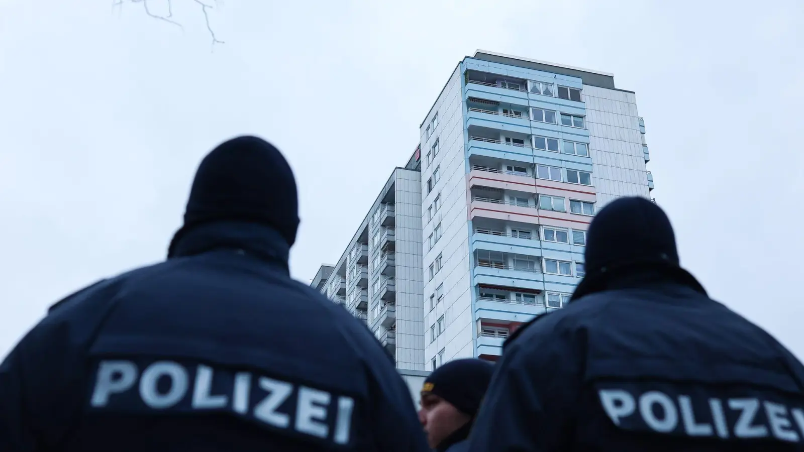 Der Feuerlöscher hatte damals eine zufällig vorbeikommende Rollstuhlfahrerin nur knapp verfehlt. (Archivbild) (Foto: Daniel Löb/dpa)