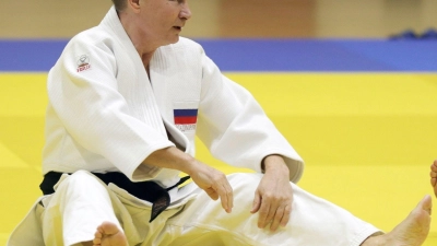 Der russische Präsident Wladimir Putin bei einem Judo-Training im Jahr 2019. (Foto: Mikhail Klimentyev/Pool Sputnik Kremlin/AP/dpa)