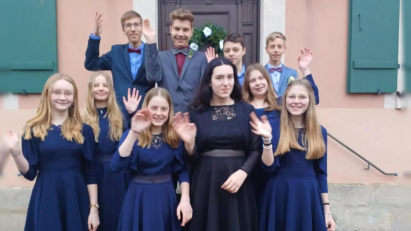 Vier Jungen und sechs Mädchen feierten in den Kirchengemeinden Mosbach und Larrieden mit Pfarrer Michael Wild ihren großen Tag.  (Foto: Kuno Gärtner)