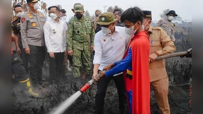 Der junge „Superman“ gilt schon jetzt als Symbolfigur im Kampf gegen die Flammen.  (Foto: Forestry Ministry Indonesia/dpa)