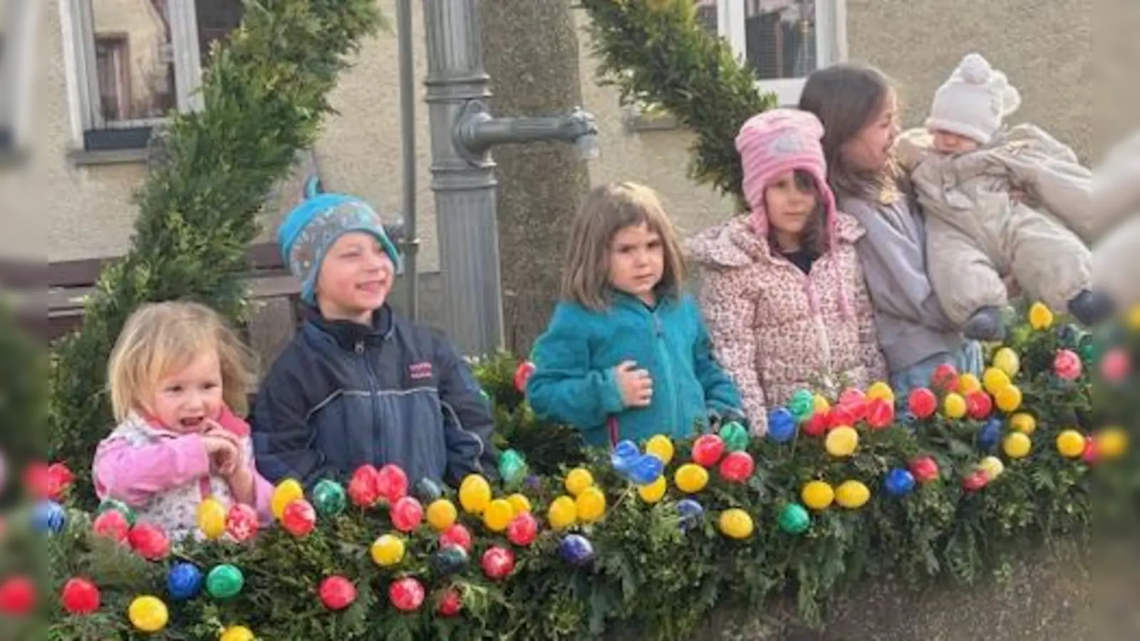 Die Kinder durften in diesem Jahr ihren Brunnen in Kottenheim komplett selbst schmücken und waren sichtlich stolz auf ihr Werk.  (Foto: Aike Strauß)