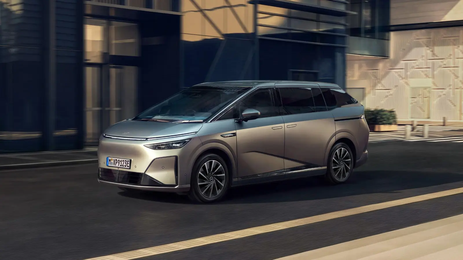 Der X9 ist eine Erscheinung: Schon allein wegen seiner schieren Ausmaße fällt der neue Van von Xpeng ins Auge. (Foto: XPeng Motors/dpa-tmn)