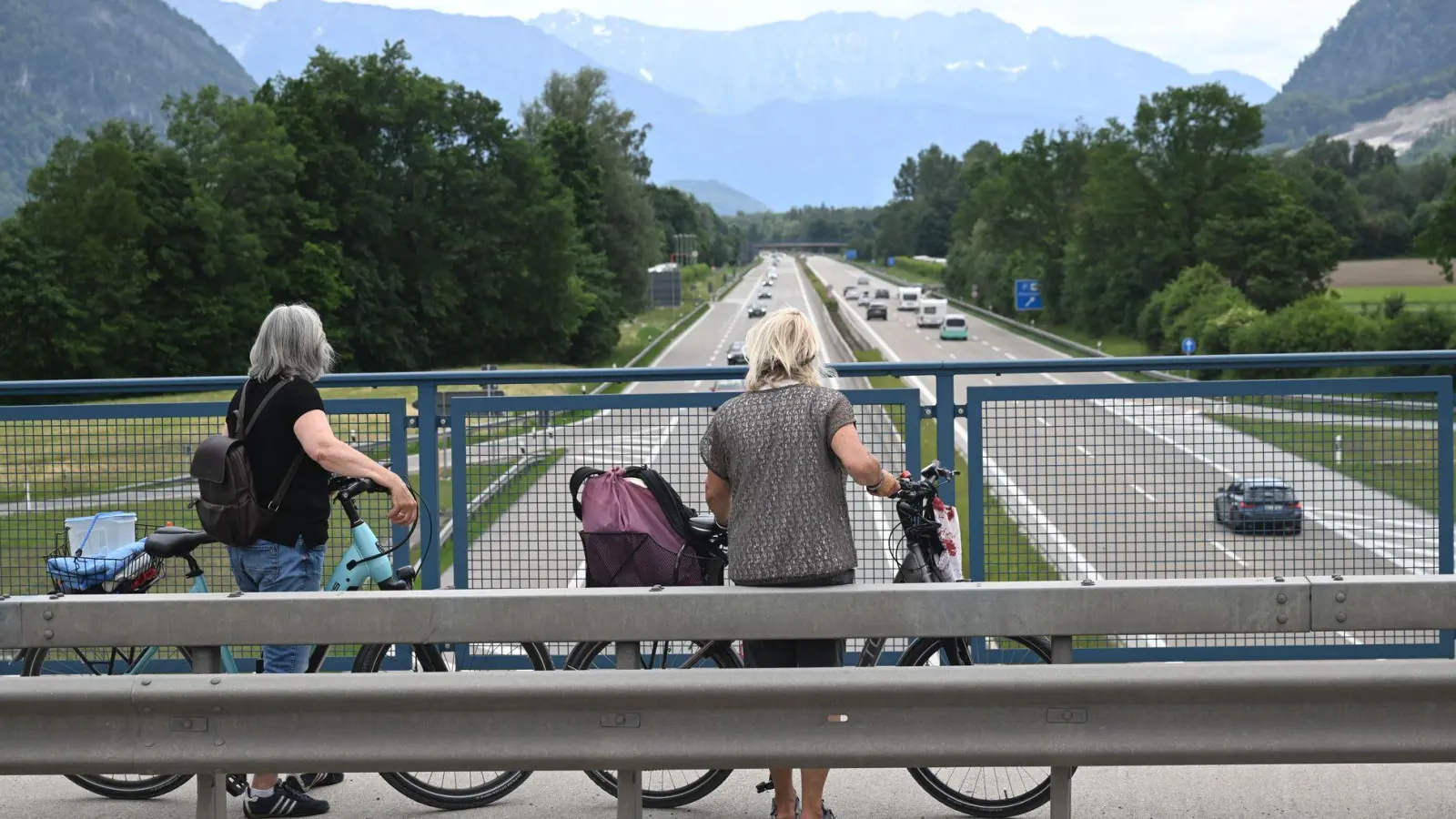 Sogar der Ausflugsverkehr blieb auf den Straßen weitgehend aus.  (Foto: Felix Hörhager/dpa)