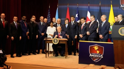 Trump empfängt Regierungschefs aus Lateinamerika und Karibik in Florida.  (Foto: Mark Schiefelbein/AP/dpa)